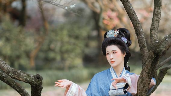 Chengde County travel photo shoot[Manchu-style wedding photography shoot - traditional banner dress makeup + multilingual translation with local photographer guide]