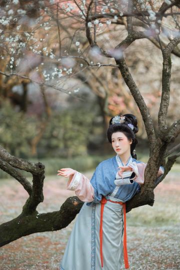 Chengde County travel photo shoot[Manchu-style wedding photography shoot - traditional banner dress makeup + multilingual translation with local photographer guide]