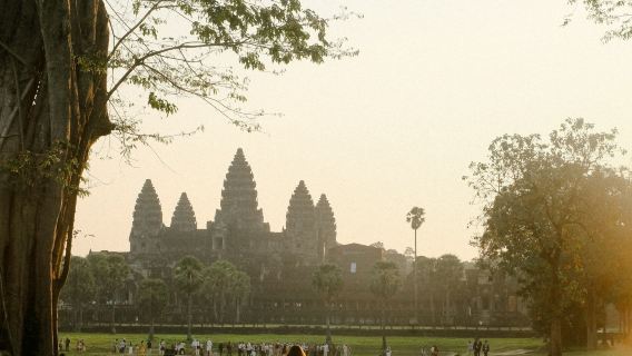Siem Reap: Privater Luxus-Sonnenuntergang in Angkor Wat mit mehreren Guides