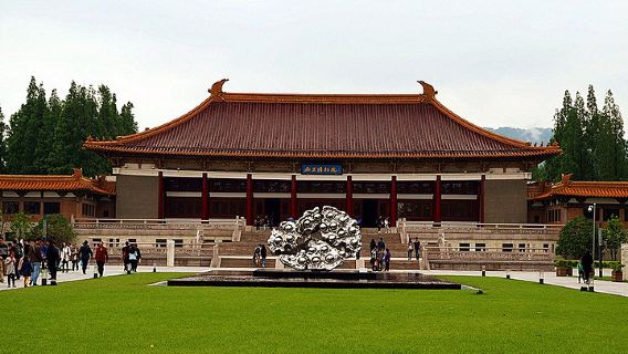 Pemandu berpengalaman dari Museum Nanjing akan membawa Anda dalam perjalanan melalui sejarah ibu kota kuno enam dinasti (tur pribadi atau tur kelompok tersedia).