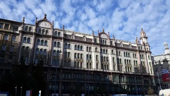 Budapest: Downtown Walking Tour with Folk Music Performance