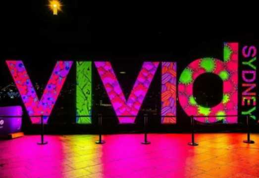 Sydney: Vivid Sydney Captain Cook Gold or Gold Penfolds Dinner Cruise