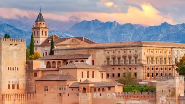 西班牙塞戈維亞來回：阿爾罕布拉宮＋格拉納達精選中文包車一日遊