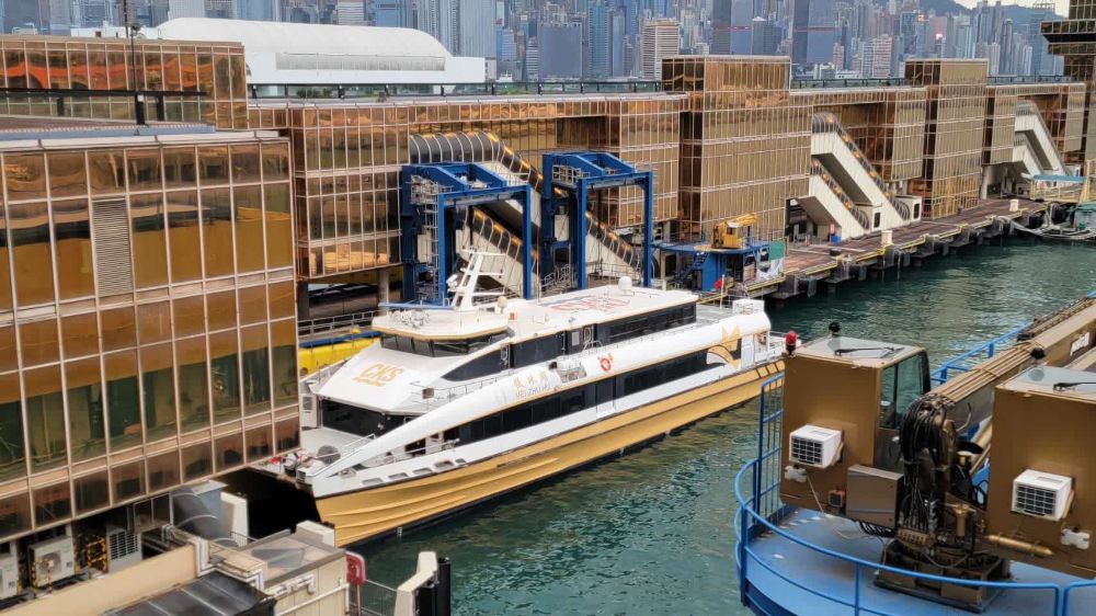 香港港澳碼頭高速客輪停靠登船橋，準備直航珠海九洲港
