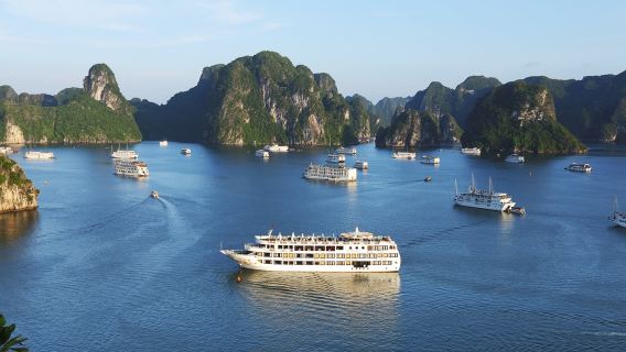 La Regina Royal/Milalux/Starlight -yöpymisristeily: Ha Longinlahti, Sung Sot -luola ja Ti Top -saari