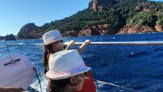 Denia: Excursión en catamarán a la Cova Tallada con degustación de mejillones y vino