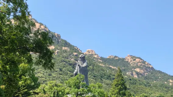 Qingdao Laoshan Günübirlik Turu: Taiqing Sarayı + Bashui Nehri Ejderha Havuzu Şelalesi + Taidong Yaya Caddesi Gece Manzarası