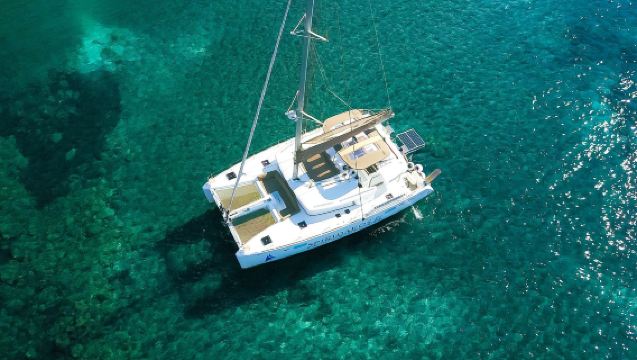 ギリシャ・サントリーニ島の豪華カタマランセーリングボートでエーゲ海クルーズ【通年運航/船上バーベキュー+ドリンク付/ホテル送迎/オプションでイアの夕日鑑賞/火山クレーター温泉】