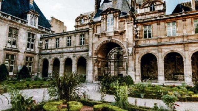 Le Marais & Jewish Quarter: Guided Walking Tour