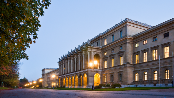 Siegestor + Ludwig Maximilian University of Munich + BMW Museum + Sea Life Munich 1-day tour