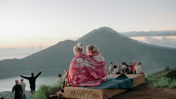 巴杜爾火山日出健行和天然溫泉