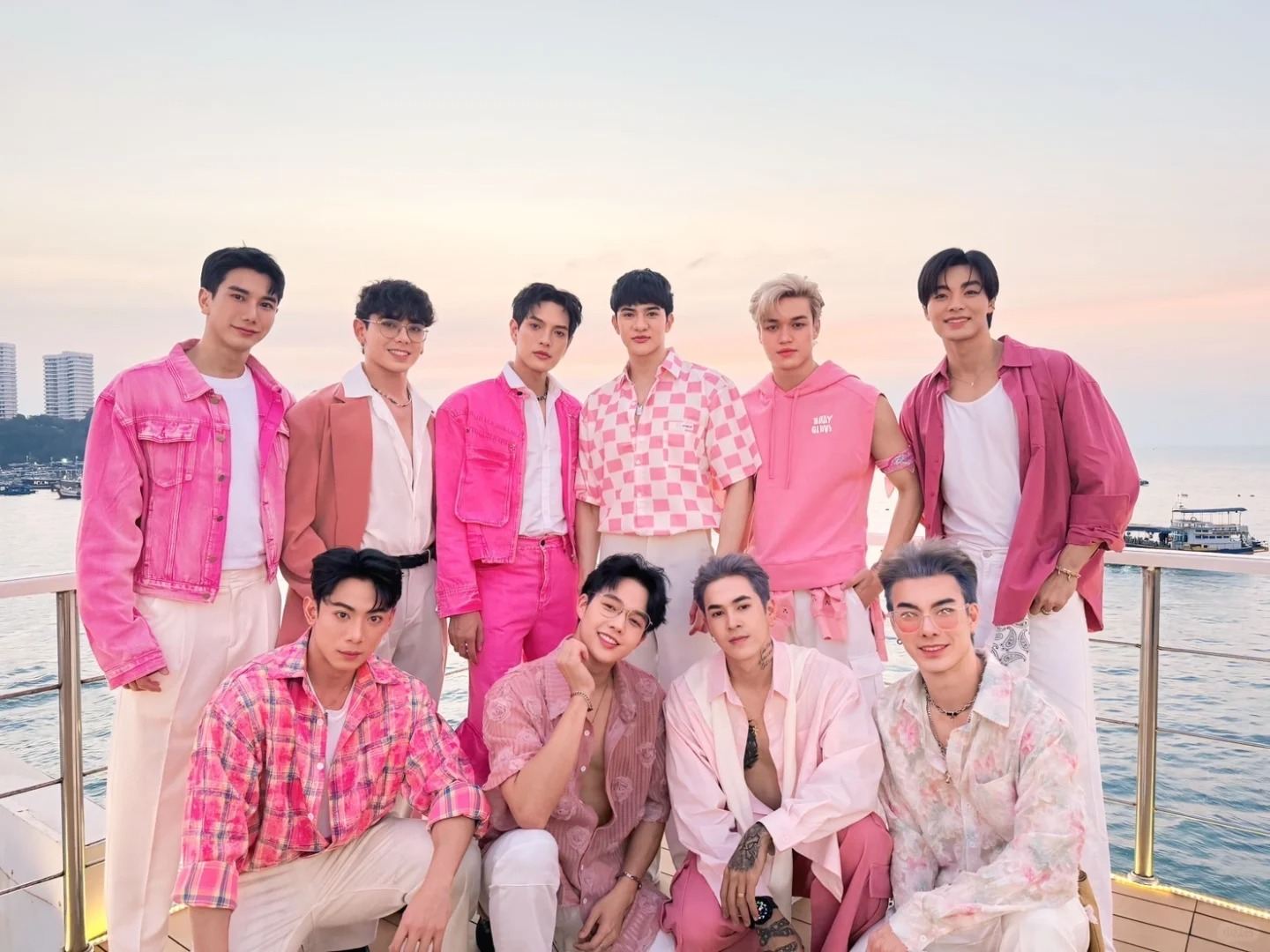 tour di un giorno a Pattaya con escursione in mare a Ko Lan e banchetto Oriental Carnival