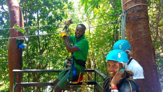 Montego Bay: Recorrido en tirolesa por la selva tropical con piscina y jardines
