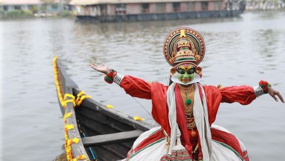 Desde Cochin: Excursión de un día a la casa flotante de Alleppey con almuerzo
