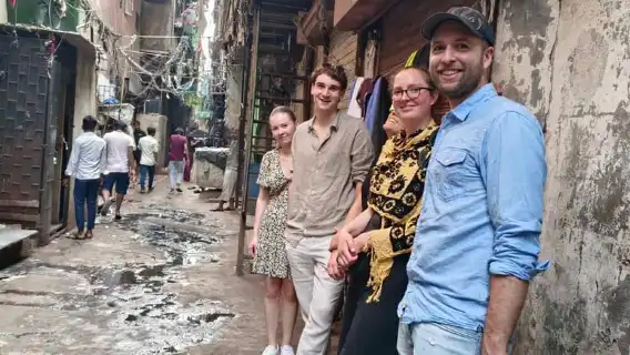 Mumbai: Dhobi Ghat Laundry and Dharavi Slum Tour with Local