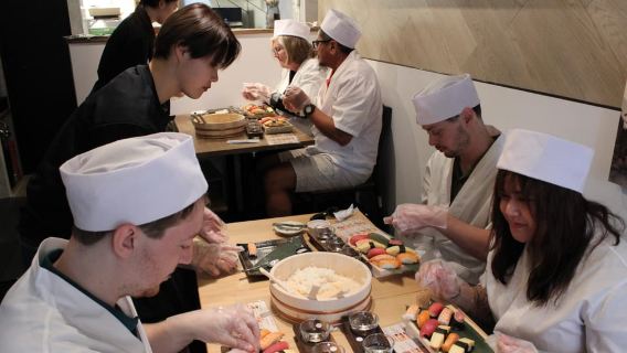 Osaka Dotonbori: Esperienza di Preparazione del Sushi