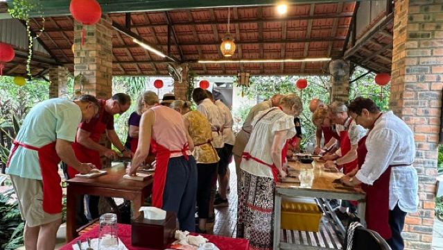 Hue: Clase de cocina en Thuy Bieu y aventura en bicicleta por el campo