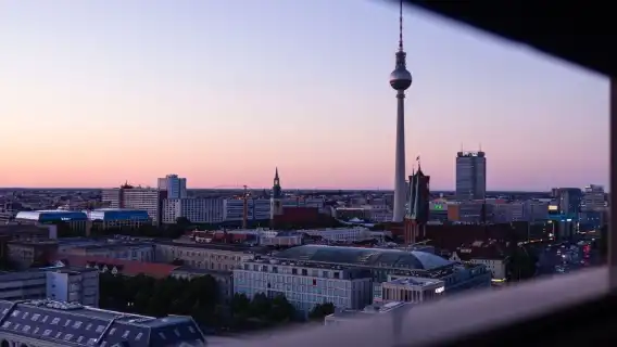 จองหลังการปรึกษา/มหาวิหารเบอร์ลิน ปราสาทบรันเดินบูร์ก แกลเลอรี่ตะวันออก พิพิธภัณฑ์เพอร์กามอน/สนามบิน/บริการรถรับส่งจุดต่อจุด/ไกด์นำเที่ยวและคนขับรถ/บริการรถส่วนตัว