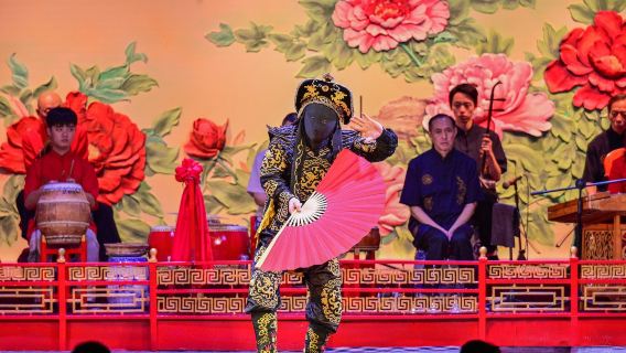Chengdu: Sichuan Opera: een gezichtsveranderende ervaring + ontdek het mysterie van vuurbreken + drink Gaiwan-thee