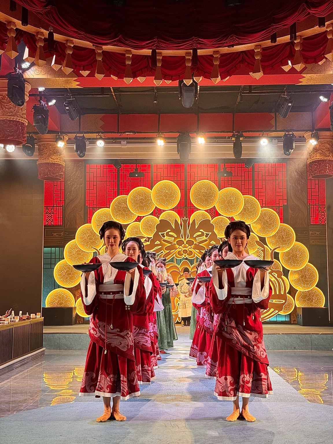 Chengdu, Sichuan - Banchetto Imperiale Shu | Esperienza immersiva di un sontuoso banchetto imperiale [Scopri la millenaria cultura del Sichuan + prelibatezze gastronomiche + spettacoli di danza e musica antica + opzionale trucco e fotografia]