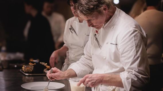 tempahan tempat duduk restoran terkenal Alinea di Chicago, Amerika Syarikat