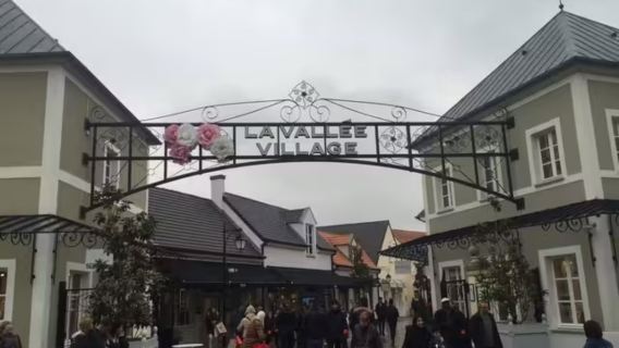 Tagesausflug mit Fahrgemeinschaft zum Tal-Einkaufsdorf ab Paris