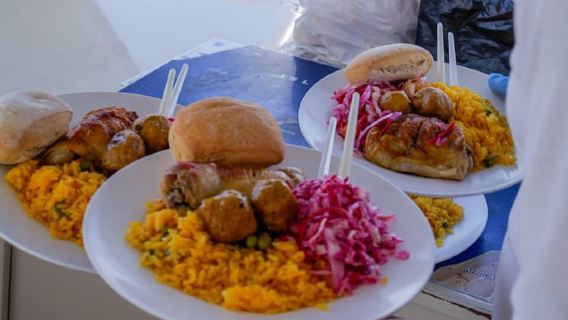 Adeje: Whale Watching, Lunch & Swim Stop at Los Gigantes