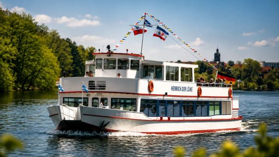 Ratzeburger See: 2-stündige historische Kreuzfahrt mit Unterhaltung