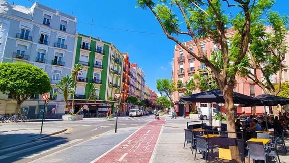 Valencia: Ruzafa Food and Wine Tour: Local Tapas and Drinks