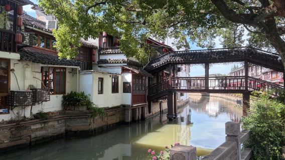 From Shanghai: Zhujiajiao Water Town & Riverside Tea Small-Group Tour
