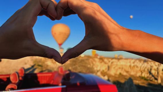 トルコのクラシックカーで熱気球を追う半日日帰りツアー【日の出・日没便オプション+色指定可能】