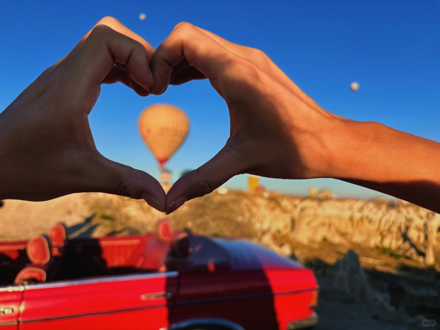 Excursión de medio día en coche clásico persiguiendo globos aerostáticos en Turquía [opción de franja de hora de salida al amanecer o atardecer + color especificable]