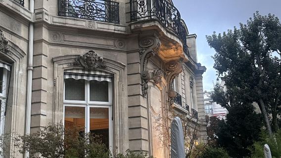 Paris restaurant reservation service for the popular Apicius