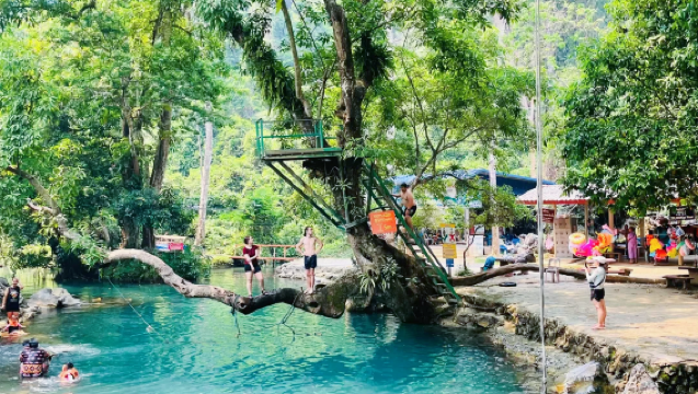 Tour di un giorno a Vang Vieng + Zip-line nella giungla + Kayak sul fiume Nam Song + Laguna Blu 2 + Grotta di Tham Jang