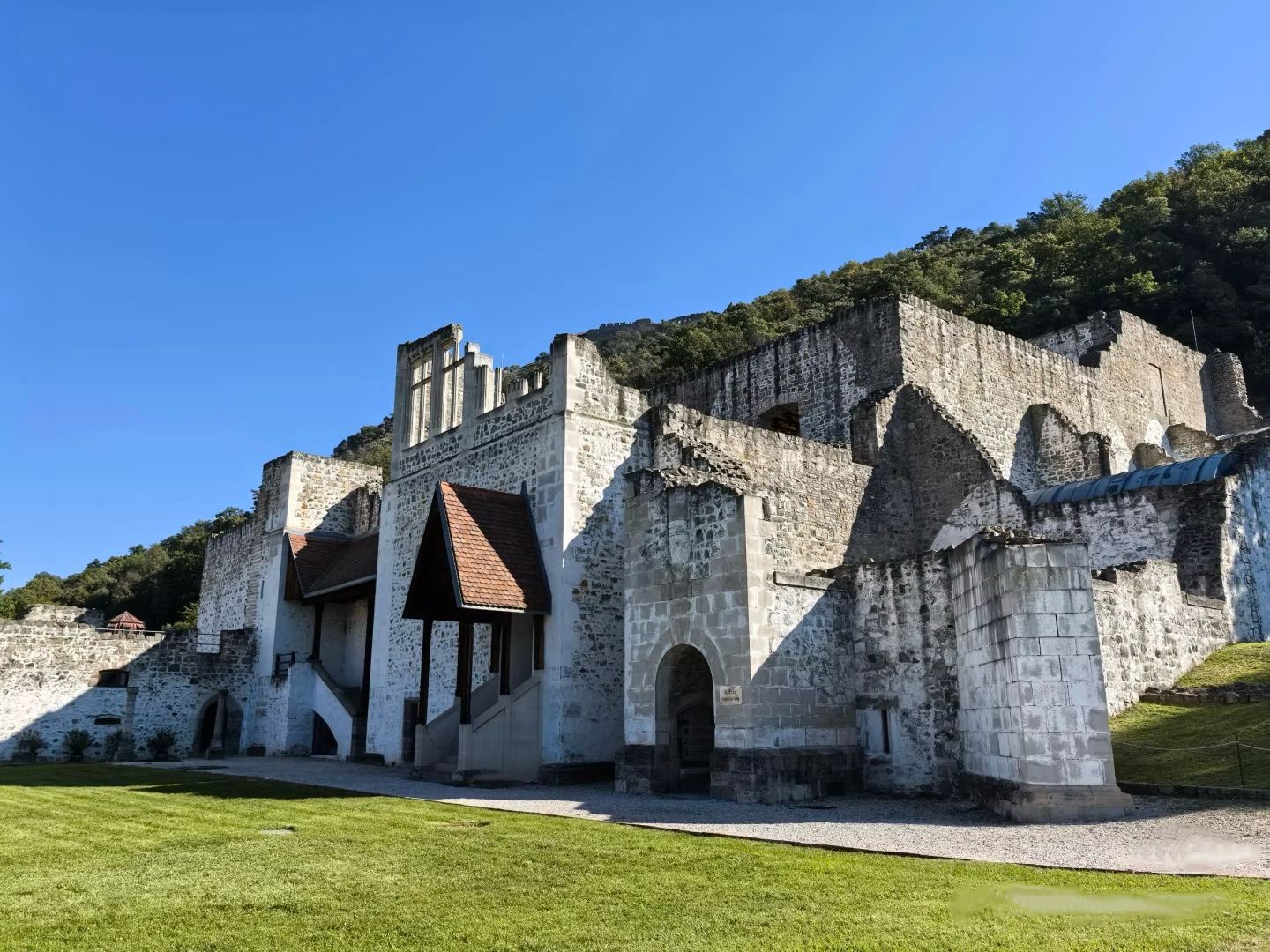 1-day private charter tour of historic towns along Hungary's Danube Bend
