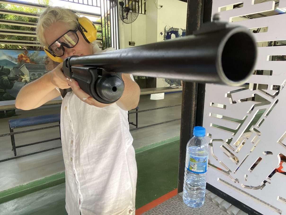Pengalaman menembak dengan peluru tajam di Krabi Shooting Range Thailand [Pilihan berbagai kaliber d