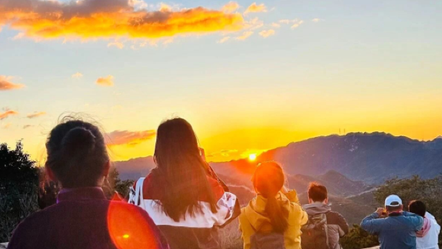 Upacara Pengibaran Bendera di Tiananmen + Lawatan Sehari ke Badaling Great Wall ◆ Jemputan di dalam Lingkaran Kelima ◆ Pandangan Luar Stadium Sarang Burung