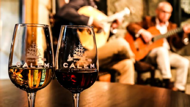 Grotte di Cálem: Tour Guidato con Spettacolo di Fado e Vino