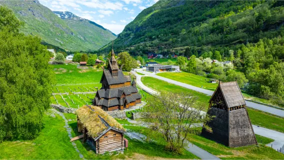 Igreja de Madeira de Borgund + Cachoeira de Kjosfossen + Fiorde de Aurlandsfjord