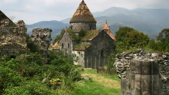 コーカサスコネクションツアー：エレバンからトビリシへ、アクタラ修道院を訪問