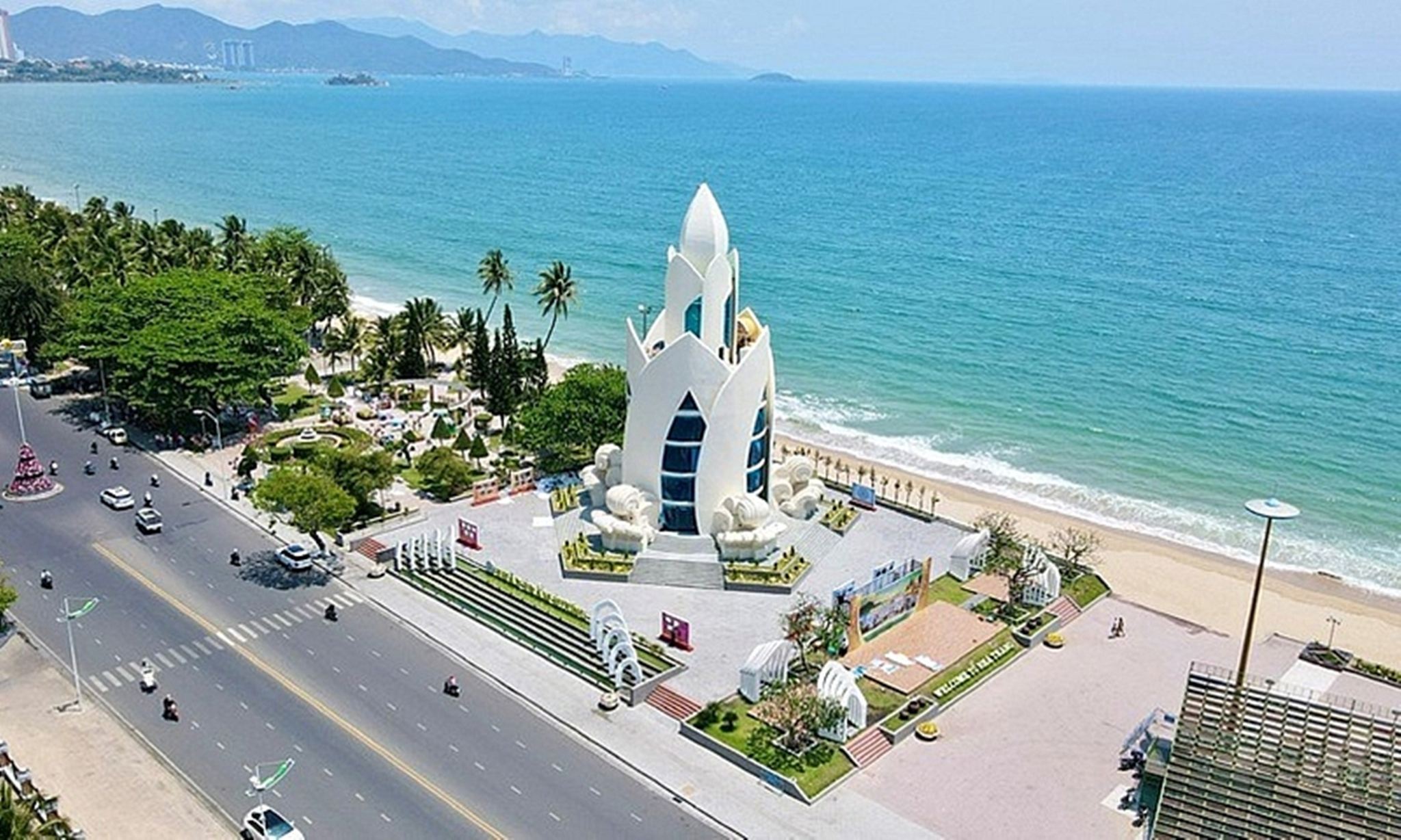 Tour privato Nha Trang mezza giornata: Cattedrale di Nha Trang + Torri Cham + Promontorio di Hon Chong + Istituto Oceanografico