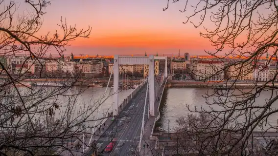 Budapest Downtown Sightseeing Cruise Tour With Cocktail