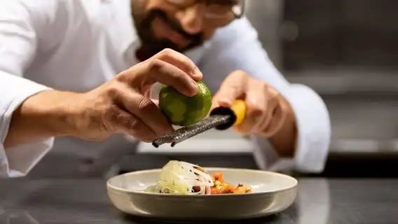 パリ・セーヌ川のバトー・パリジャン グラスルーフ遊覧船で楽しむロマンチックなフランス料理体験【ランチまたはディナー選択可 + セーヌ川クルーズ】