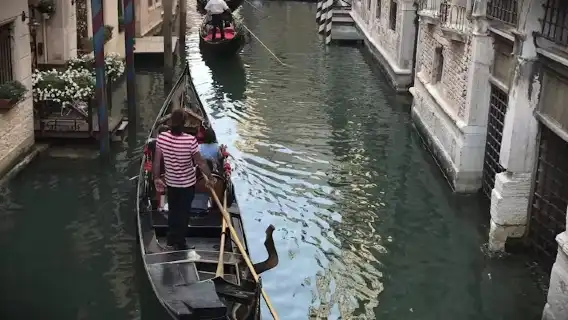Romantic Gondola Ride on the Grand Canal in Venice, Italy [Multilingual Audio Guide in English/Chinese/Japanese and More]