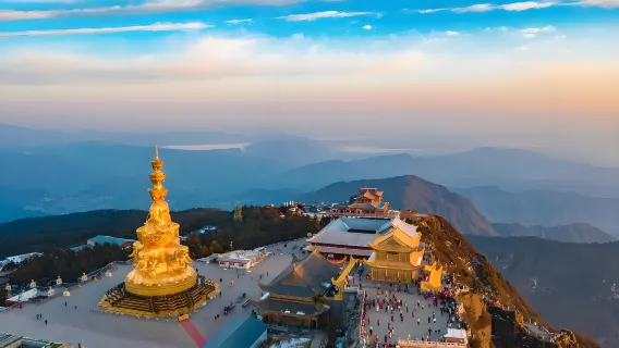 A day trip to Mount Emei and the Golden Summit from Chengdu to admire the world's most beautiful scenery and see the rolling sea of ​​clouds