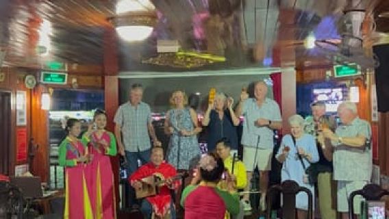 Recorrido de producción de A O Show Lune con crucero turístico con cena