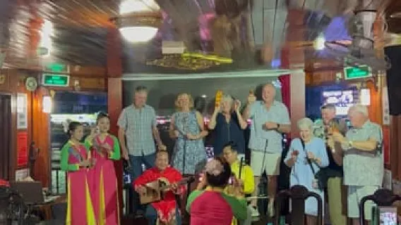 Recorrido de producción de A O Show Lune con crucero turístico con cena