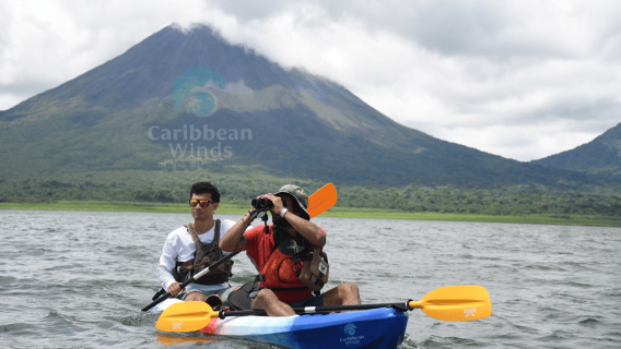 Disfrute de la mejor vista del Volcán en nuestro tour en Kayak en el Lago Arenal