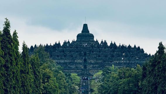 インドネシア ジョグジャカルタチャーター車プライベートツアーボロブドゥール/プランバナン/ティマンビーチ/天坑市