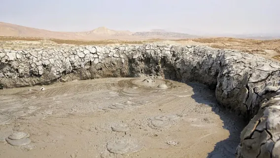 Excursión de un día a los volcanes de lodo de Bakú, el Templo del Fuego, la mezquita y los murales en Azerbaiyán [Se acepta una sola persona]
